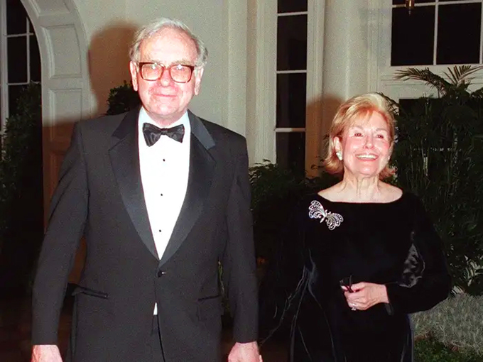 Từng 2 lần kết hôn, tỷ phú Warren Buffett đưa ra chân lý trong việc lựa chọn bạn đời: Muốn hôn nhân bền vững, hãy tìm người ít tham vọng!- Ảnh 3.