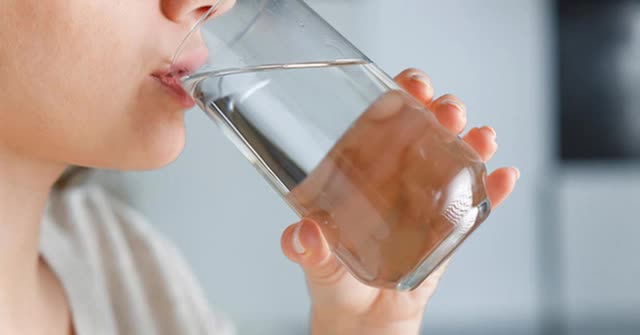 Uống nước trước khi đánh răng có khiến vi khuẩn vào dạ dày? Bác sĩ đưa ra câu trả lời khiến nhiều người “giật mình”- Ảnh 1.