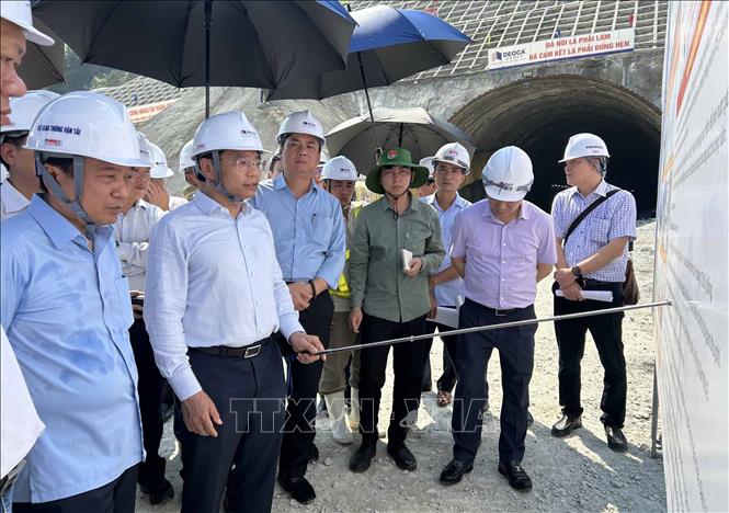 Kiểm tra thi công hầm dài nhất trên dự án cao tốc Quảng Ngãi - Hoài Nhơn- Ảnh 1.
