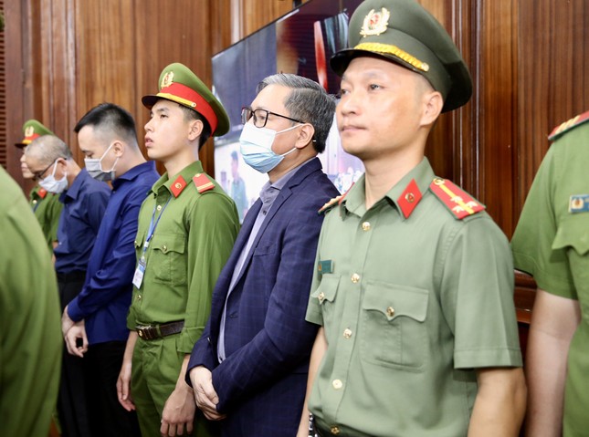 Đại gia Nguyễn Cao Trí được cảnh sát hỗ trợ lên bục khai báo, chủ tọa yêu cầu cung cấp bệnh án- Ảnh 1.