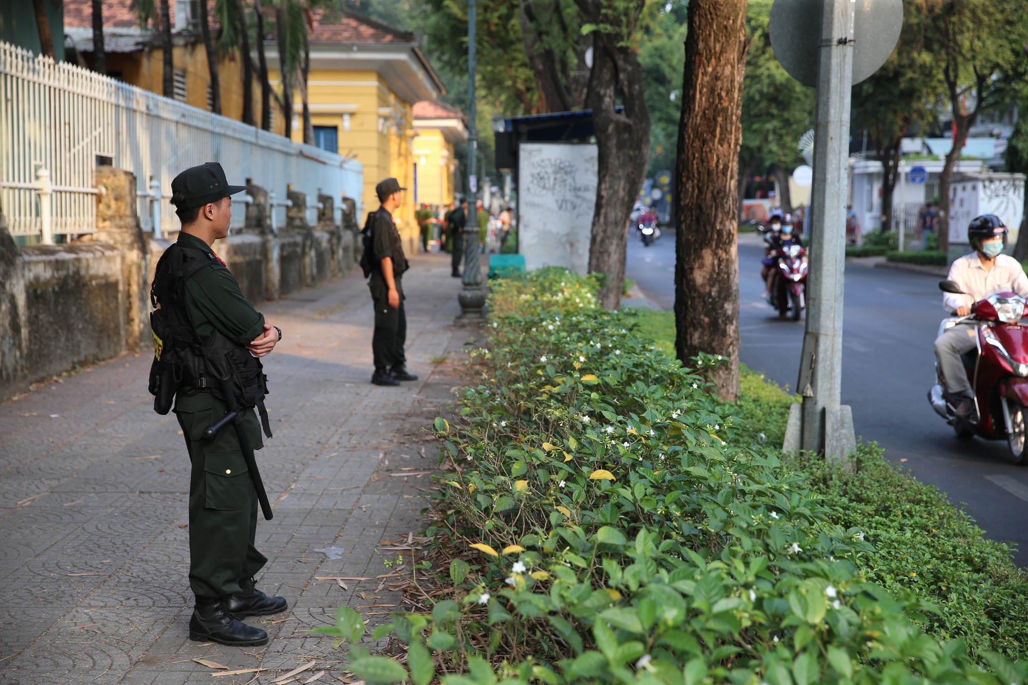 Video: Xe chở bà Trương Mỹ Lan và đồng phạm đã có mặt ở TAND TP HCM- Ảnh 5.