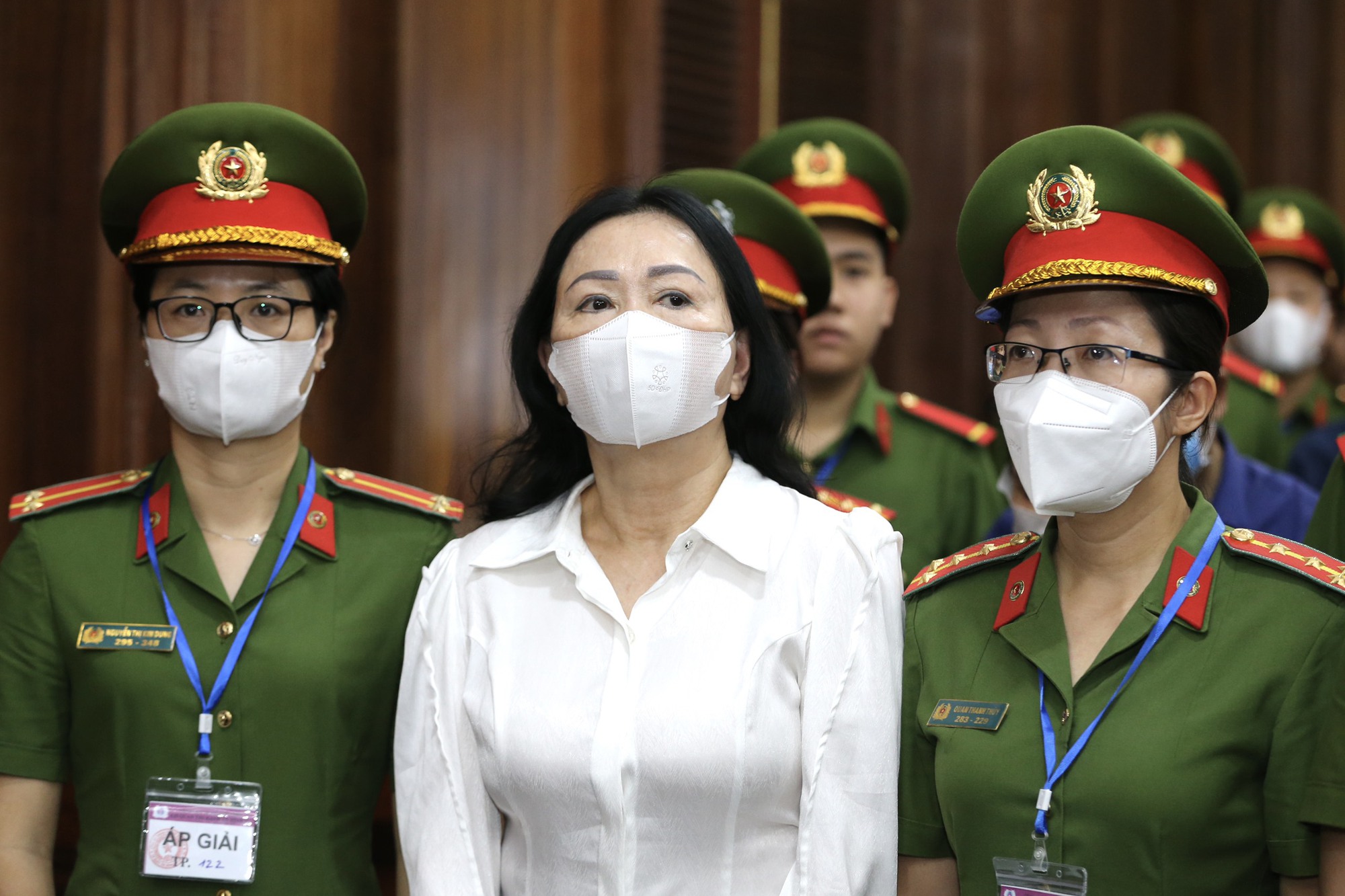 Hình ảnh bà Trương Mỹ Lan và đồng phạm trong ngày đầu xét xử- Ảnh 2.