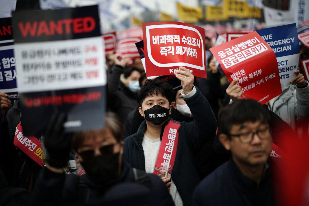 Khủng hoảng y tế tại Hàn Quốc chưa thể chấm dứt: Hàng loạt giáo sư y khoa cạo đầu, phản đối kế hoạch tuyển sinh- Ảnh 2.