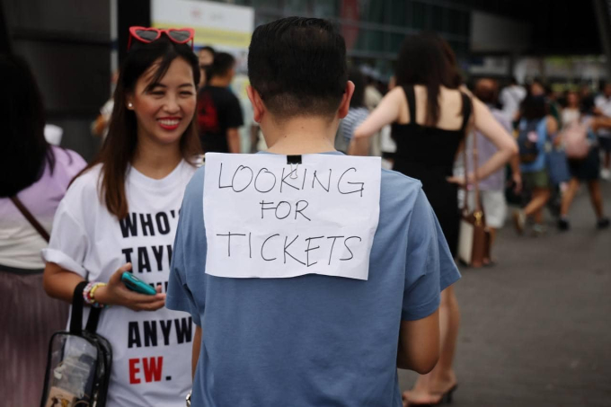 Nỗi kinh hoàng của gần 100 fan Việt đu Taylor Swift: Tiêu cả mấy chục triệu mua vé “pass”, sang đến Singapore bị hủy vé sát giờ!- Ảnh 1.
