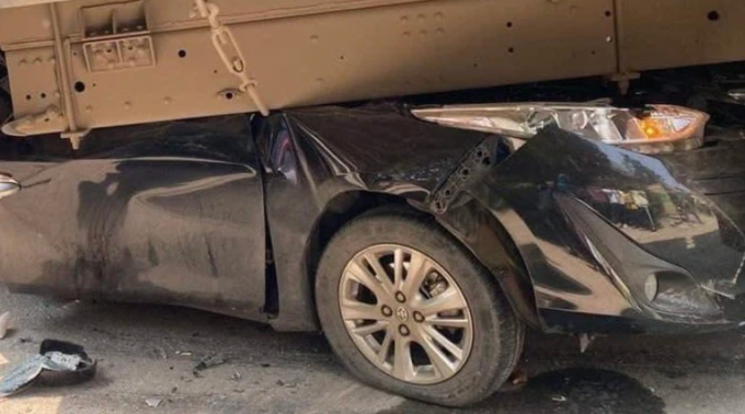 Clip: Khoảnh khắc kinh hoàng ô tô con chở thai phụ bị xe tải tông bẹp dúm, ép chặt dưới gầm xe phía trước- Ảnh 1.