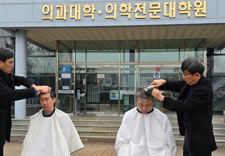 Khủng hoảng y tế tại Hàn Quốc chưa thể chấm dứt: Hàng loạt giáo sư y khoa cạo đầu, phản đối kế hoạch tuyển sinh- Ảnh 1.