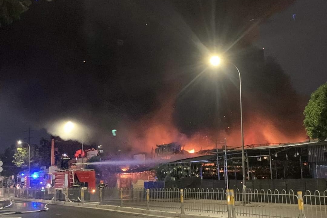 Cháy dữ dội khiến sập cửa hàng ở quận 10- Ảnh 1.
