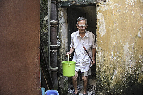 Gia đình 50 năm sống trên nóc nhà vệ sinh phố cổ: Con trai đi ở rể, con gái xấu hổ không dám lấy chồng- Ảnh 5.