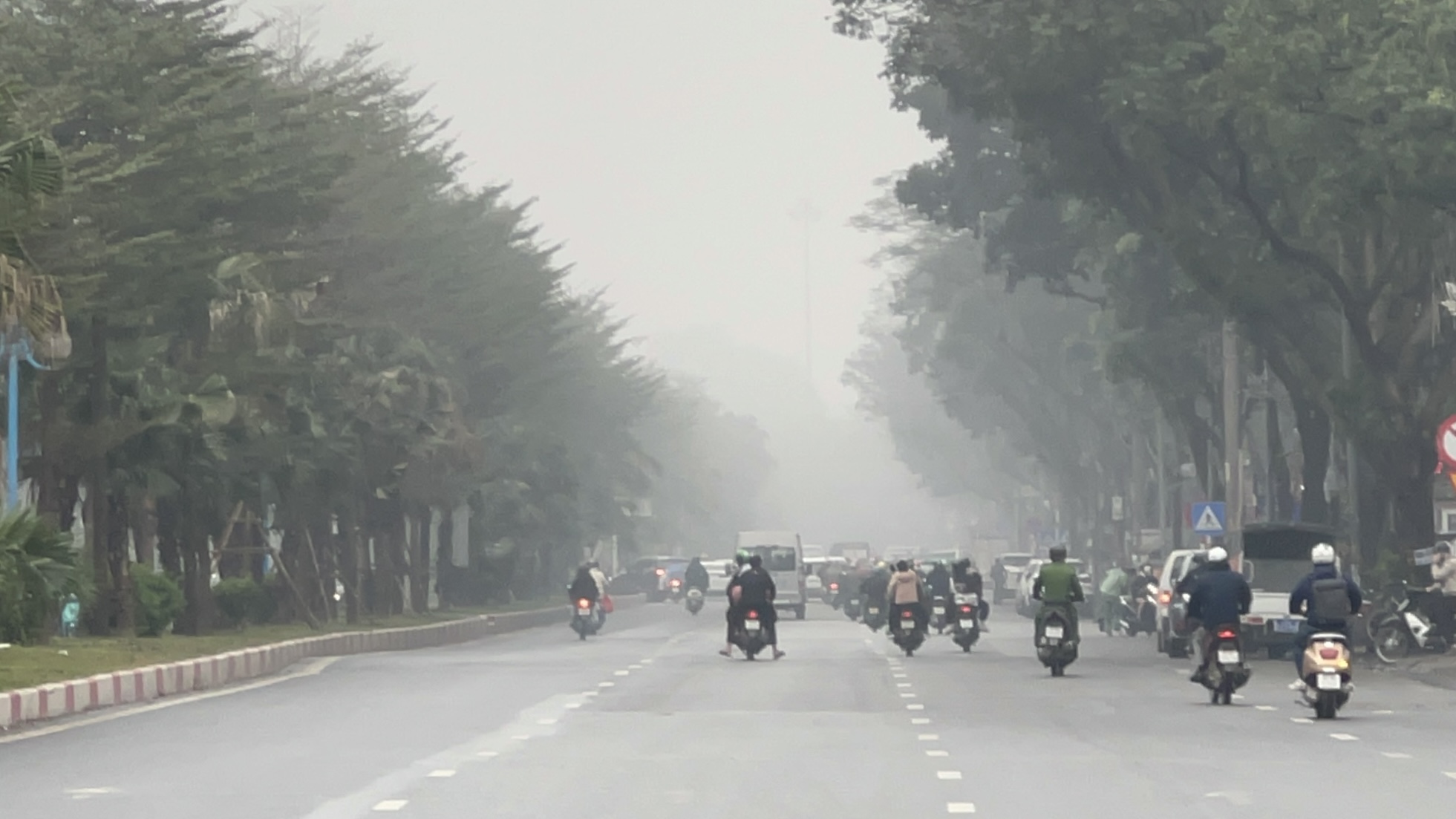 Hà Nội ô nhiễm không khí nhất thế giới sáng nay, cả thành phố chìm trong màn sương mù dày đặc- Ảnh 1.
