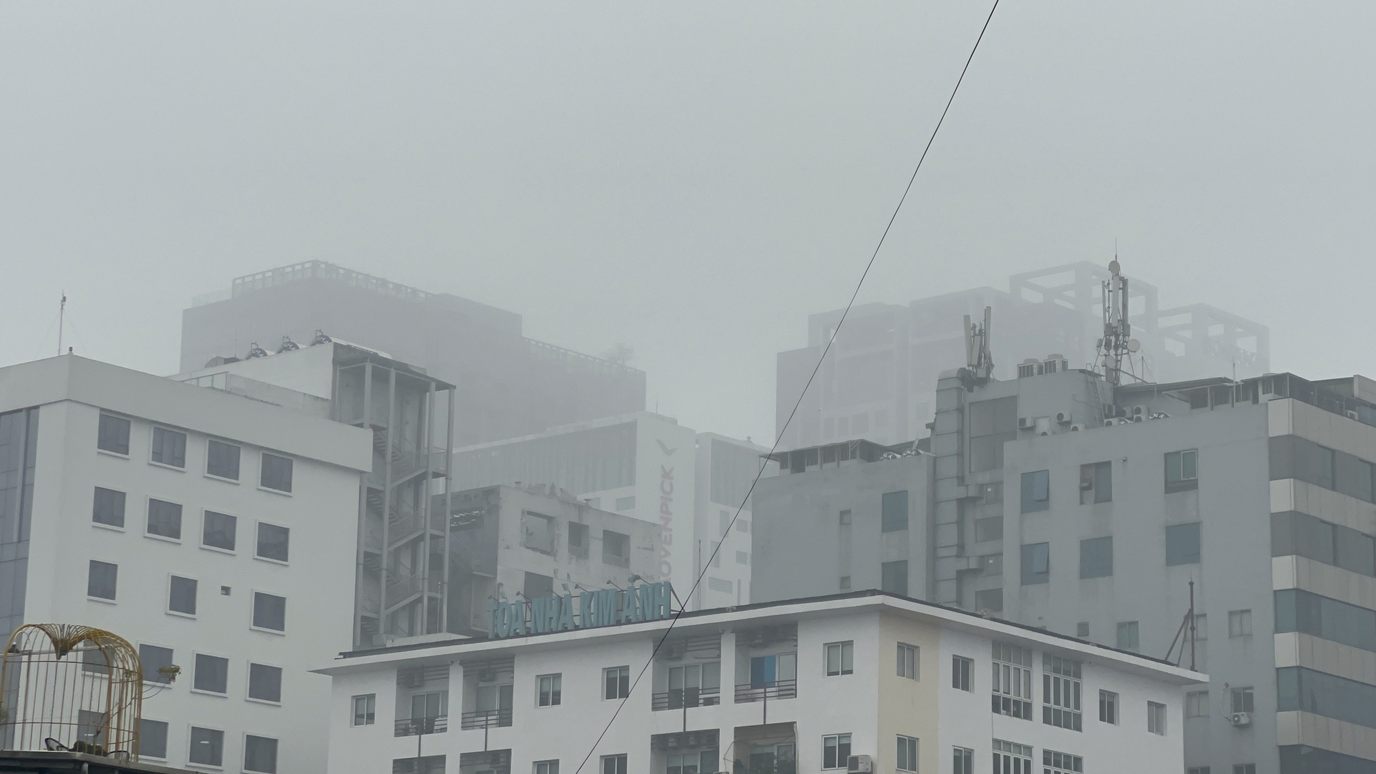 Hà Nội ô nhiễm không khí nhất thế giới sáng nay, cả thành phố chìm trong màn sương mù dày đặc- Ảnh 2.