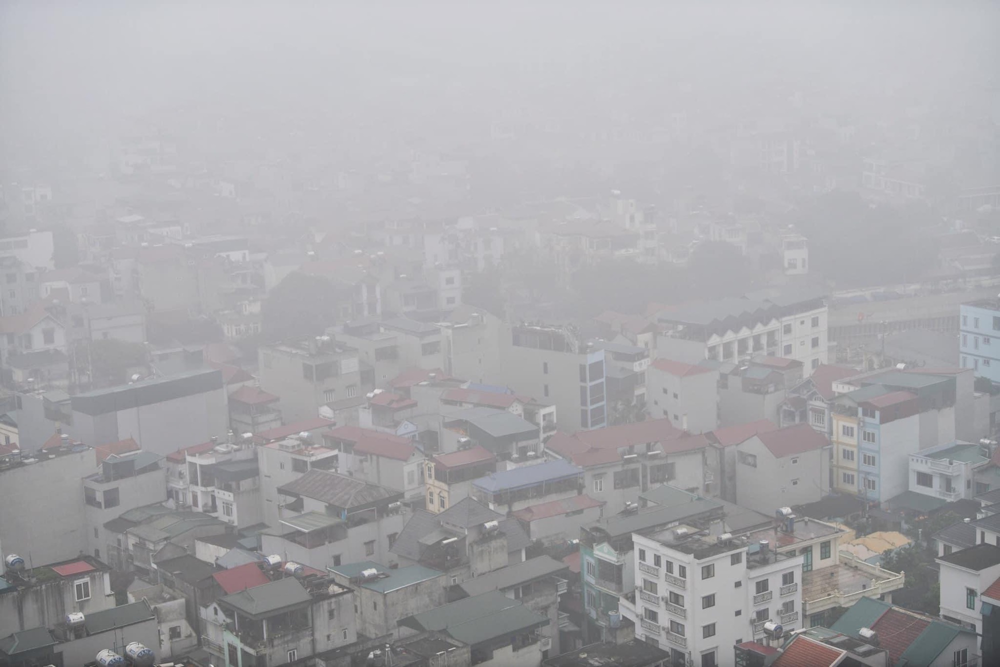 Hà Nội ô nhiễm không khí nhất thế giới sáng nay, cả thành phố chìm trong màn sương mù dày đặc- Ảnh 4.