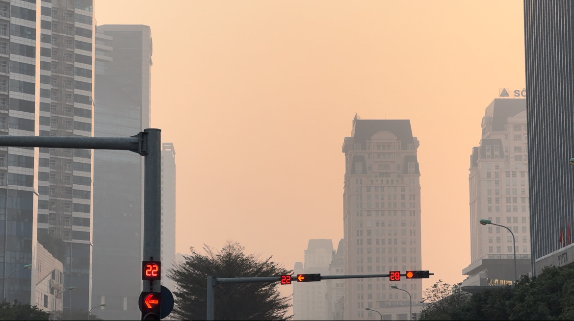 Hà Nội ô nhiễm không khí nhất thế giới sáng nay, cả thành phố chìm trong màn sương mù dày đặc- Ảnh 5.