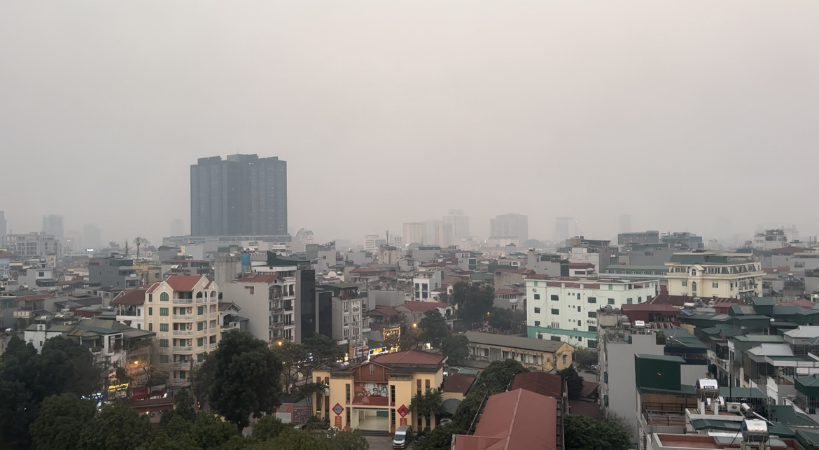 Hà Nội ô nhiễm không khí nhất thế giới sáng nay, cả thành phố chìm trong màn sương mù dày đặc- Ảnh 6.