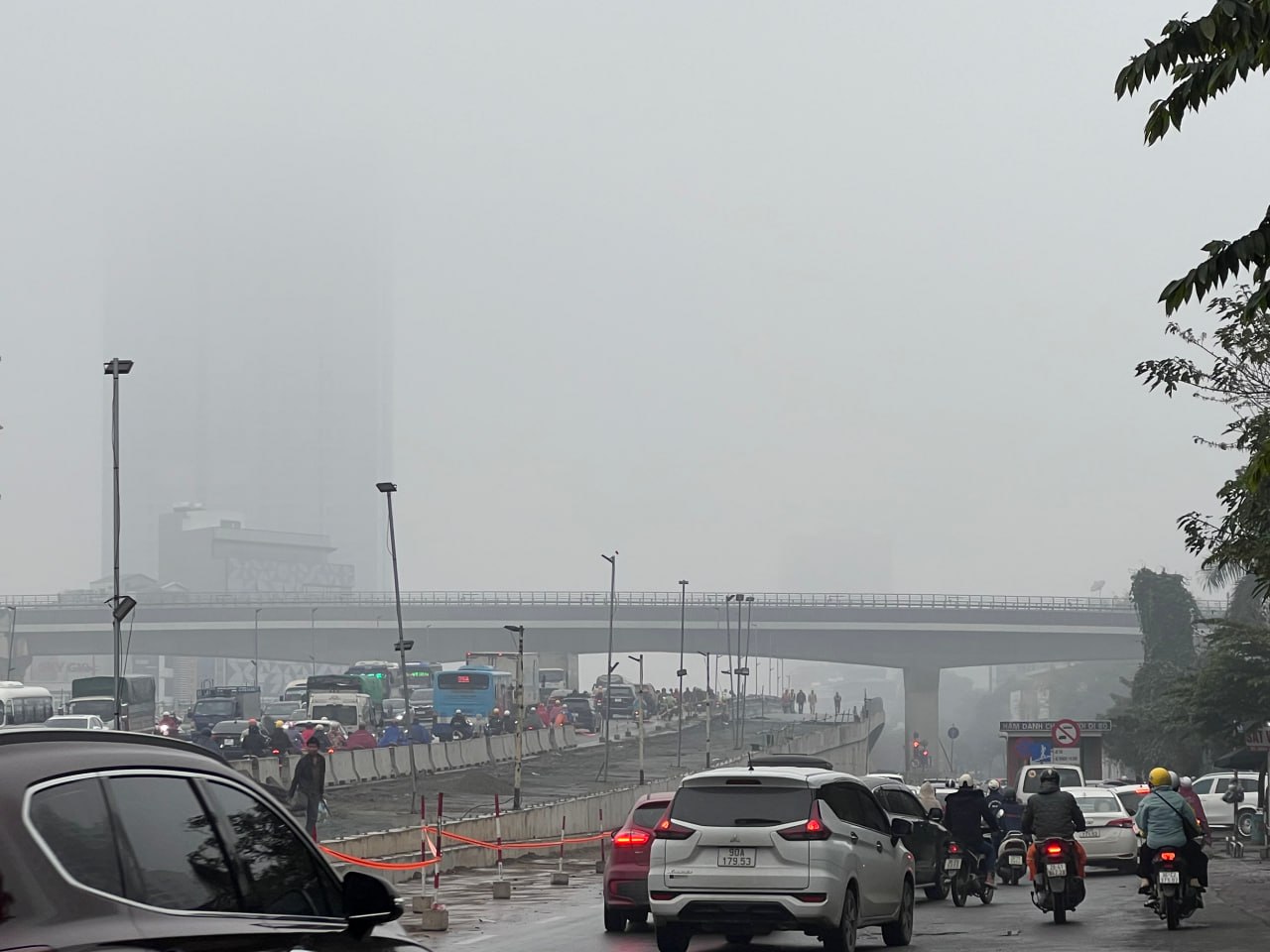 Hà Nội ô nhiễm không khí nhất thế giới sáng nay, cả thành phố chìm trong màn sương mù dày đặc- Ảnh 7.