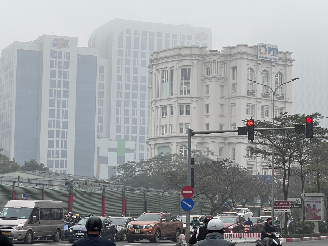 Hà Nội ô nhiễm không khí nhất thế giới sáng nay, cả thành phố chìm trong màn sương mù dày đặc- Ảnh 9.
