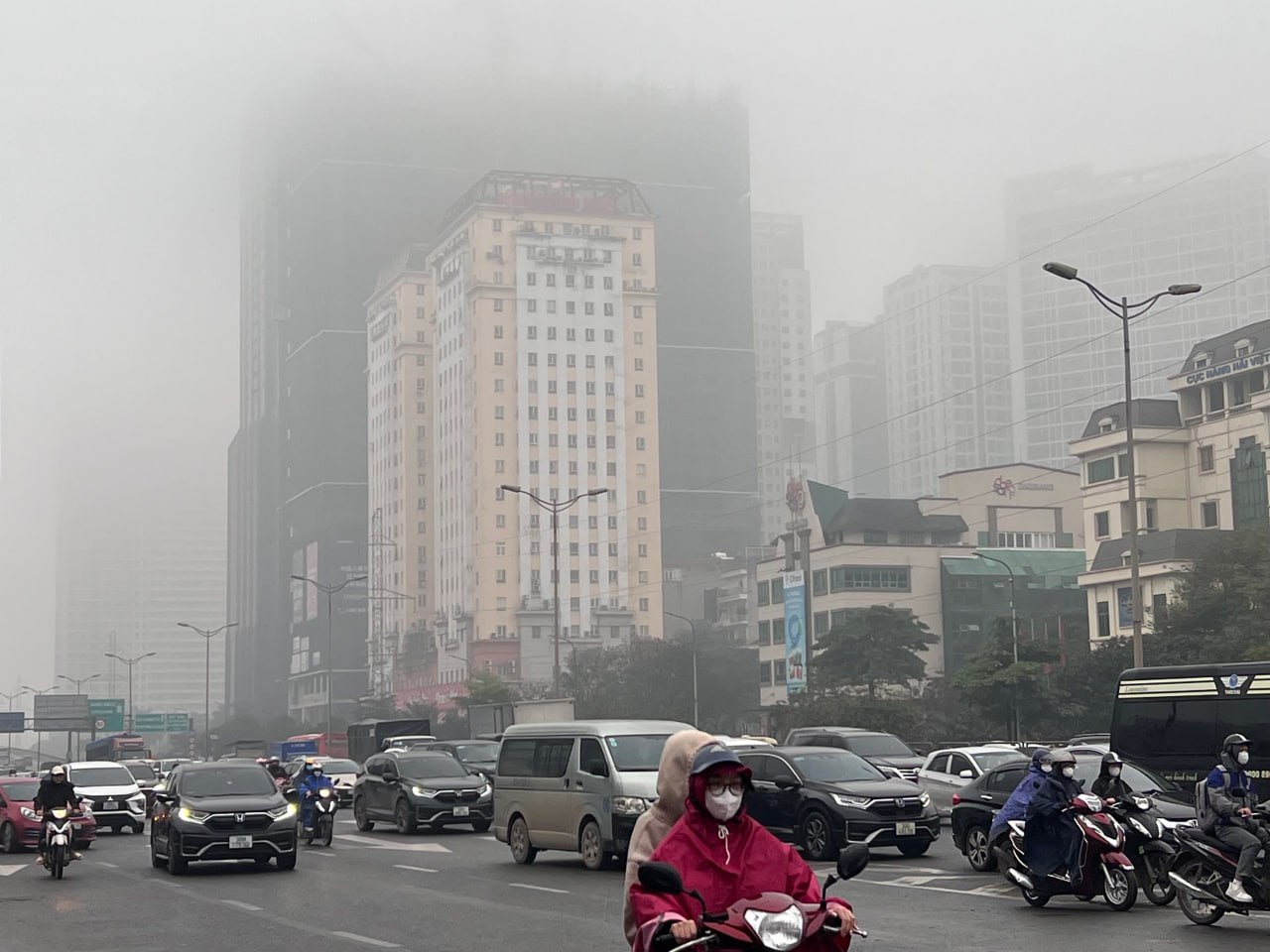 Hà Nội ô nhiễm không khí nhất thế giới sáng nay, cả thành phố chìm trong màn sương mù dày đặc- Ảnh 8.