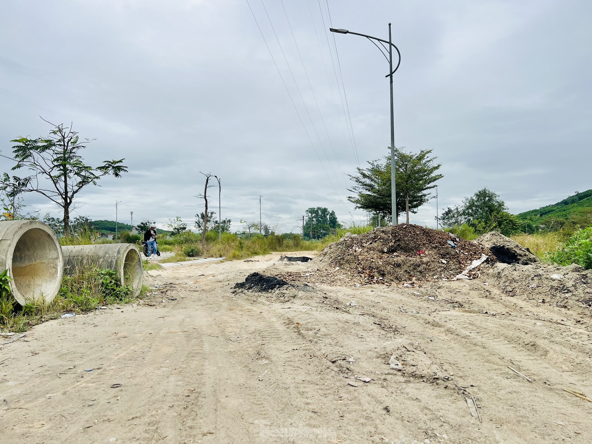 Cỏ mọc um tùm, rác chất đống tại dự án khu dân cư 400 tỷ ở Quảng Ngãi- Ảnh 5.
