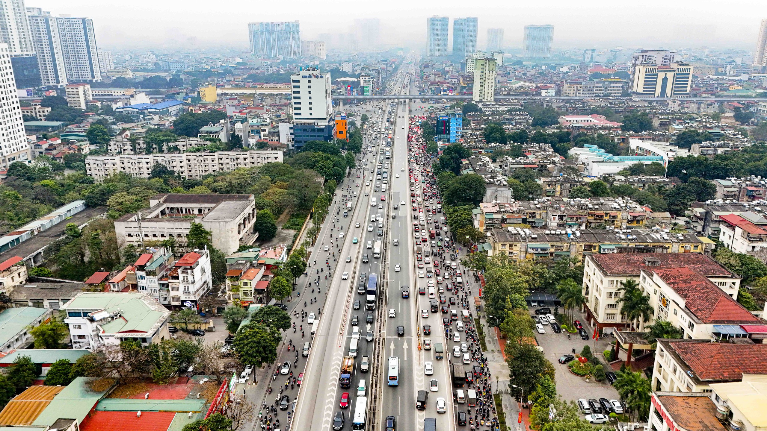 Đường cao tốc quá tải gấp 8 lần thiết kế; cứ 2,6 km lại có nút giao- Ảnh 1.