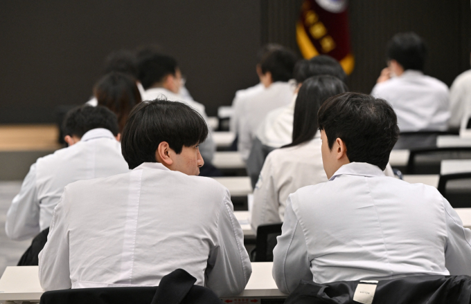Khủng hoảng y tế tại Hàn Quốc: Kế hoạch tăng tuyển sinh không thay đổi, người người nhà nhà đổ xô đến học viện ôn thi vào trường y- Ảnh 4.