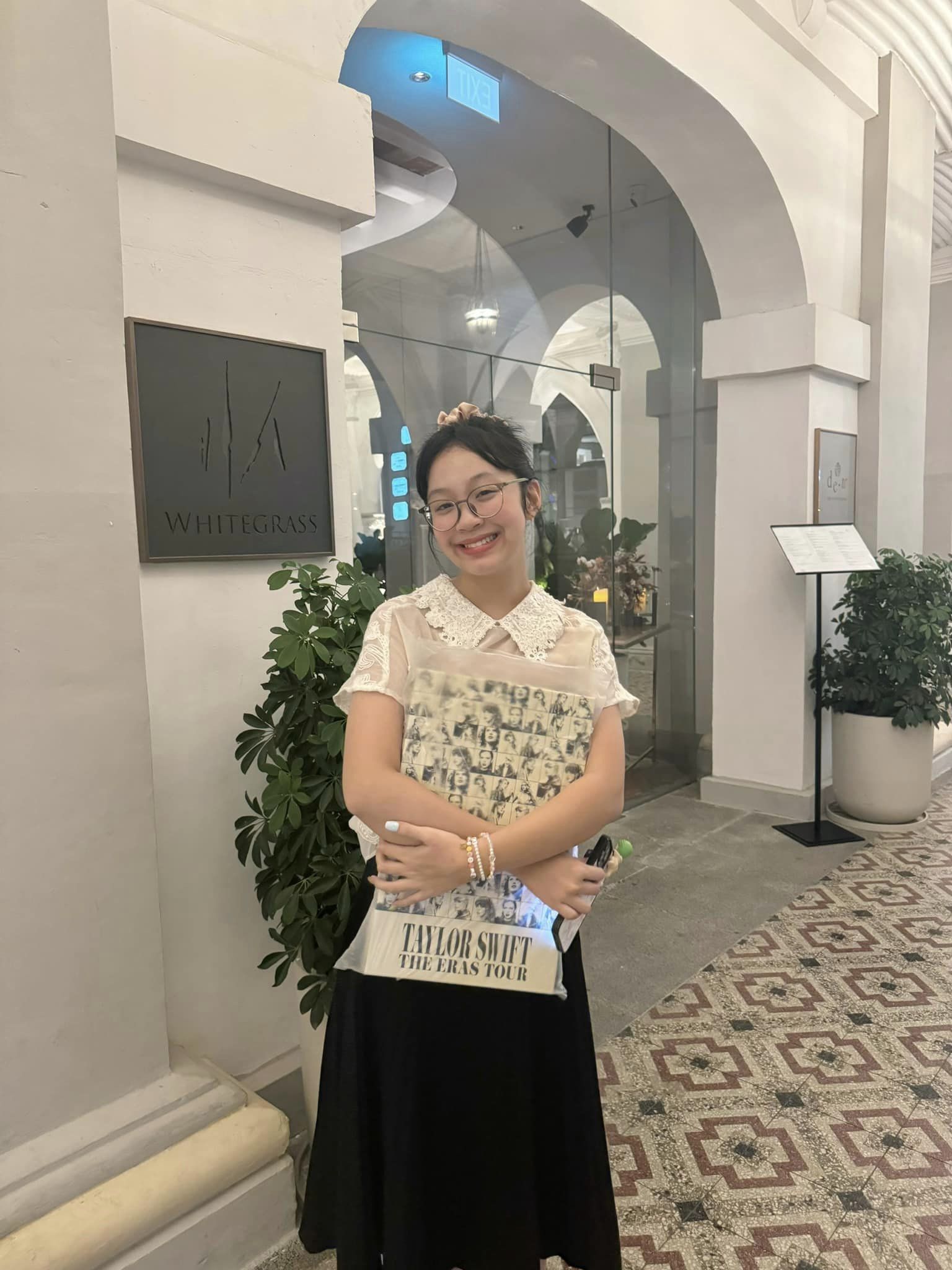 Nữ MC VTV hộ tống con gái 12 tuổi sang Singapore 