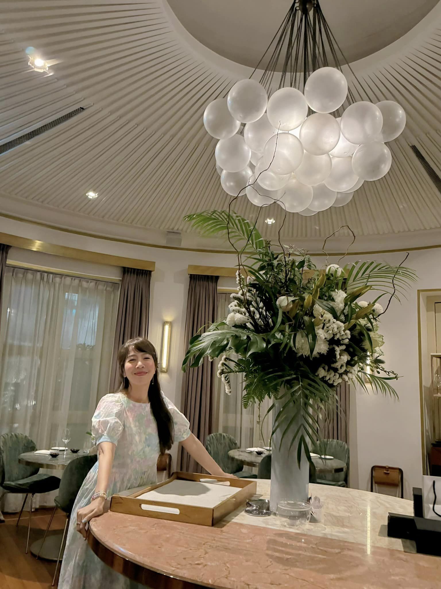 Nữ MC VTV hộ tống con gái 12 tuổi sang Singapore 