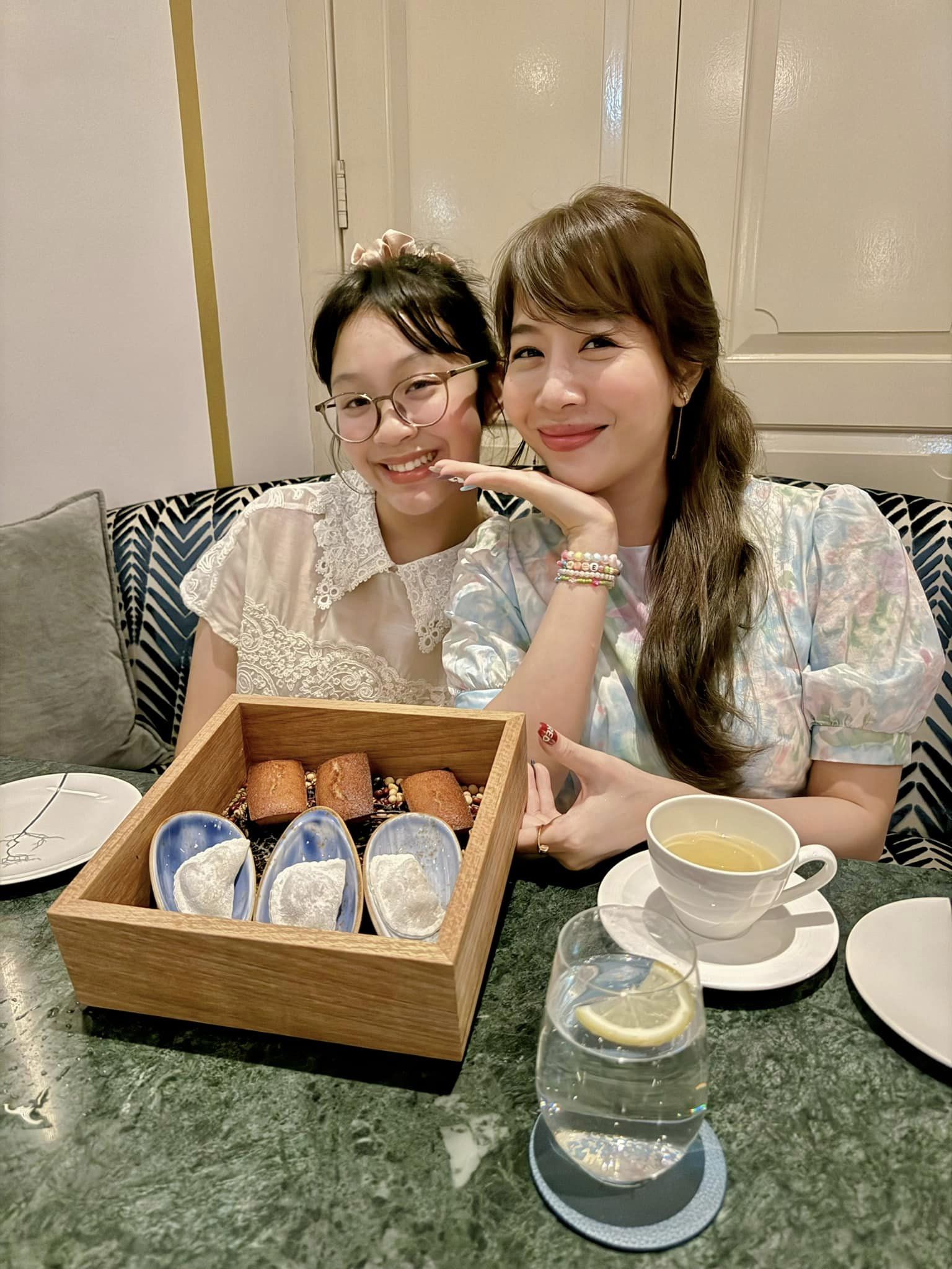 Nữ MC VTV hộ tống con gái 12 tuổi sang Singapore 