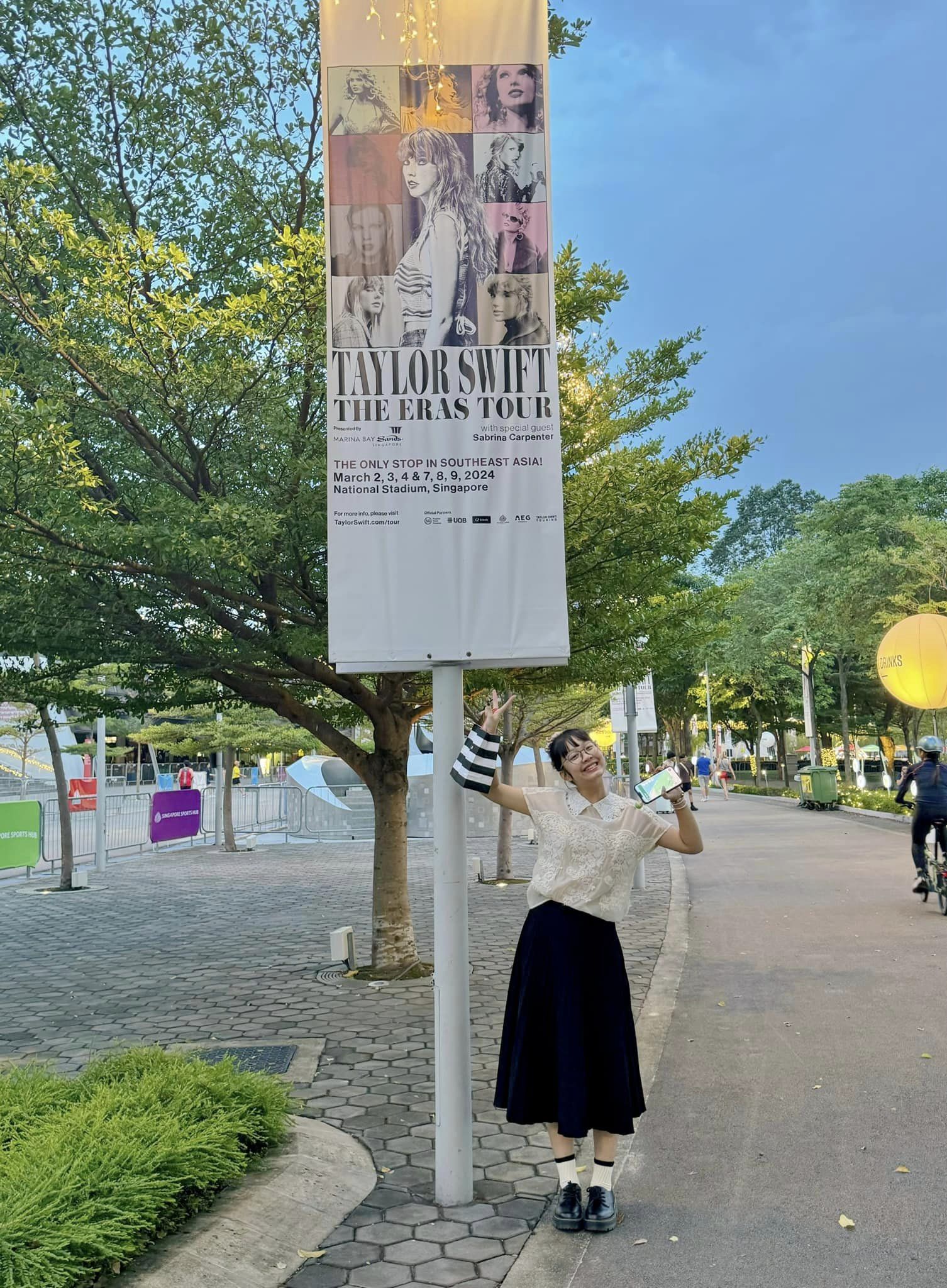 Nữ MC VTV hộ tống con gái 12 tuổi sang Singapore 