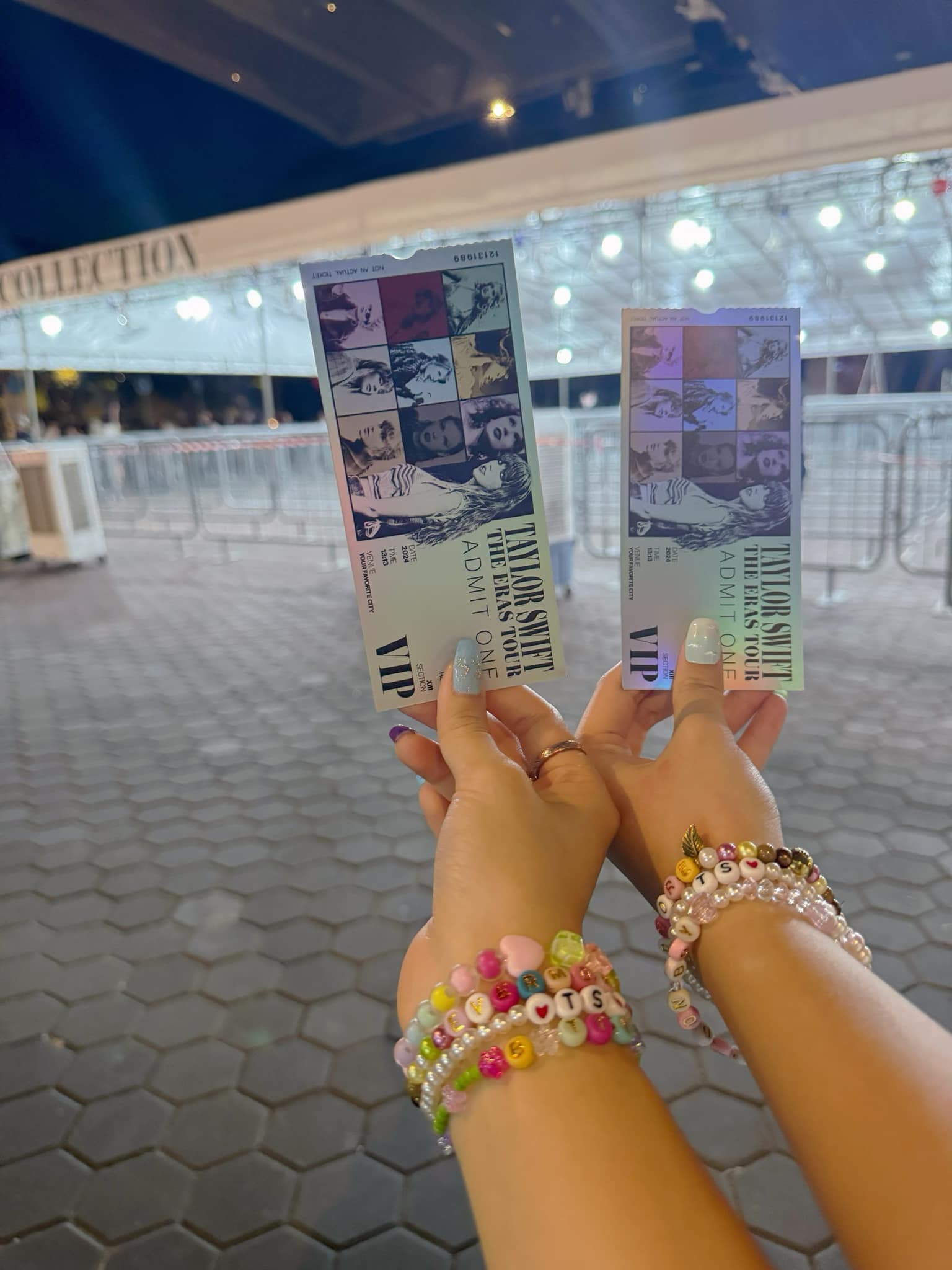 Nữ MC VTV hộ tống con gái 12 tuổi sang Singapore 