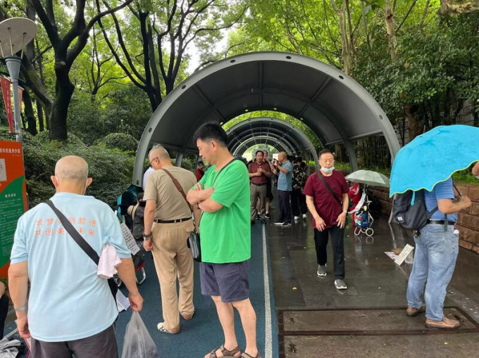 Nghề mai mối dạo trong công viên ở Thượng Hải (Trung Quốc): Mua dịch vụ hơn 300.000/tháng thì có thể tìm được bạn đời lý tưởng?- Ảnh 1.