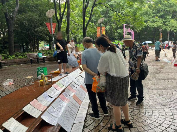 Nghề mai mối dạo trong công viên ở Thượng Hải (Trung Quốc): Mua dịch vụ hơn 300.000/tháng thì có thể tìm được bạn đời lý tưởng?- Ảnh 2.