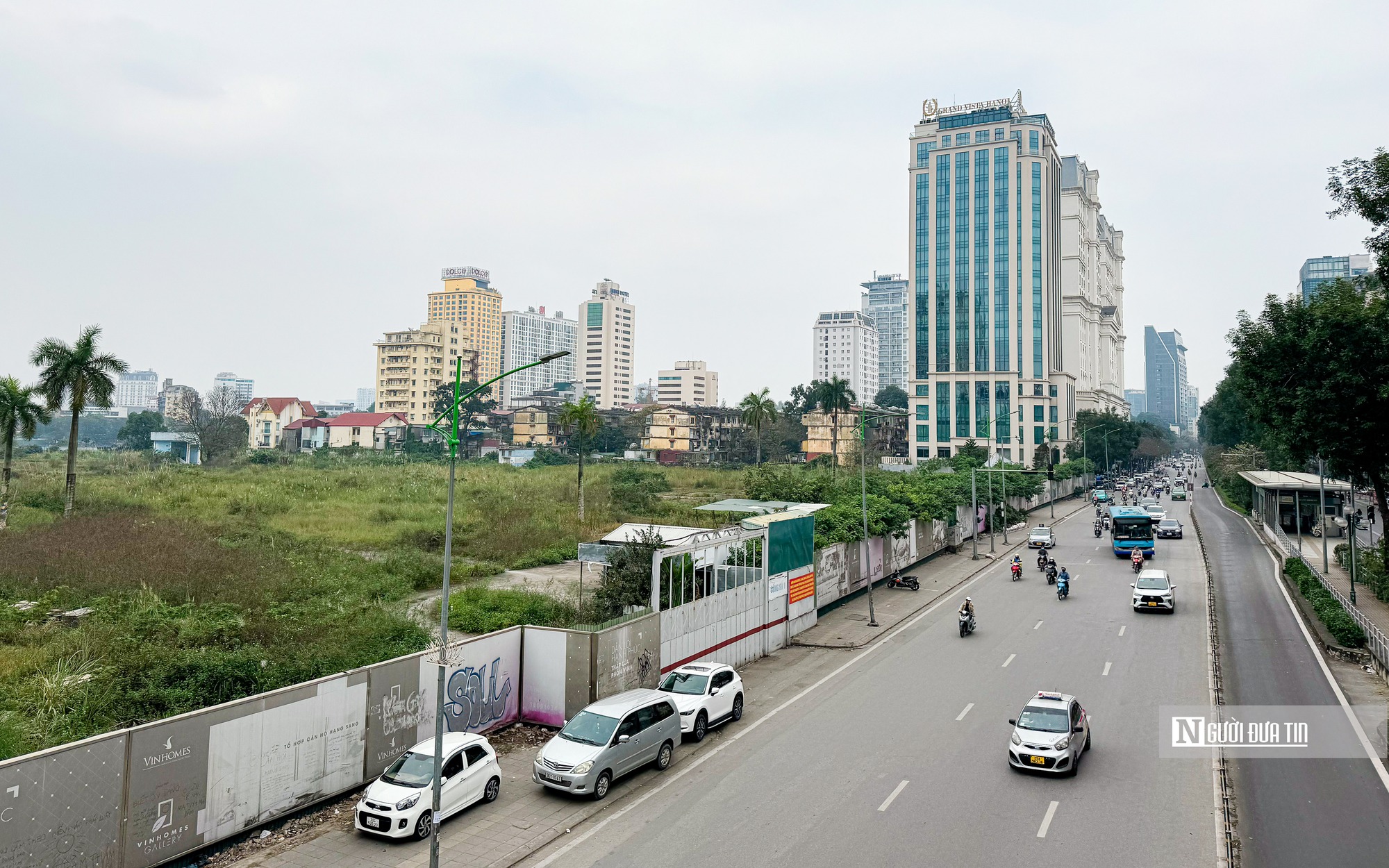 Hà Nội: Cỏ mọc um tùm bên trong khu 