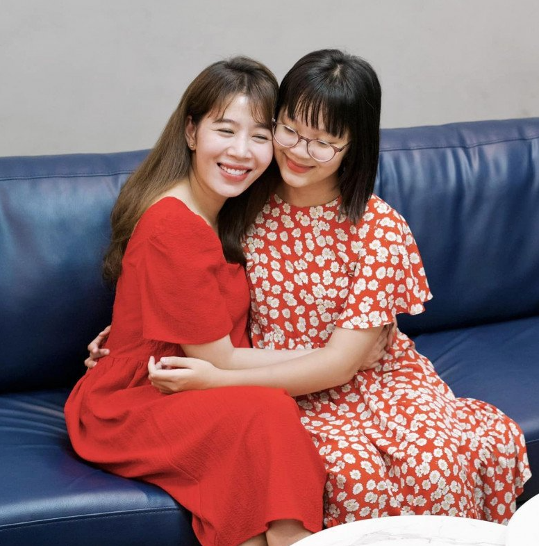 Nữ MC VTV hộ tống con gái 12 tuổi sang Singapore 