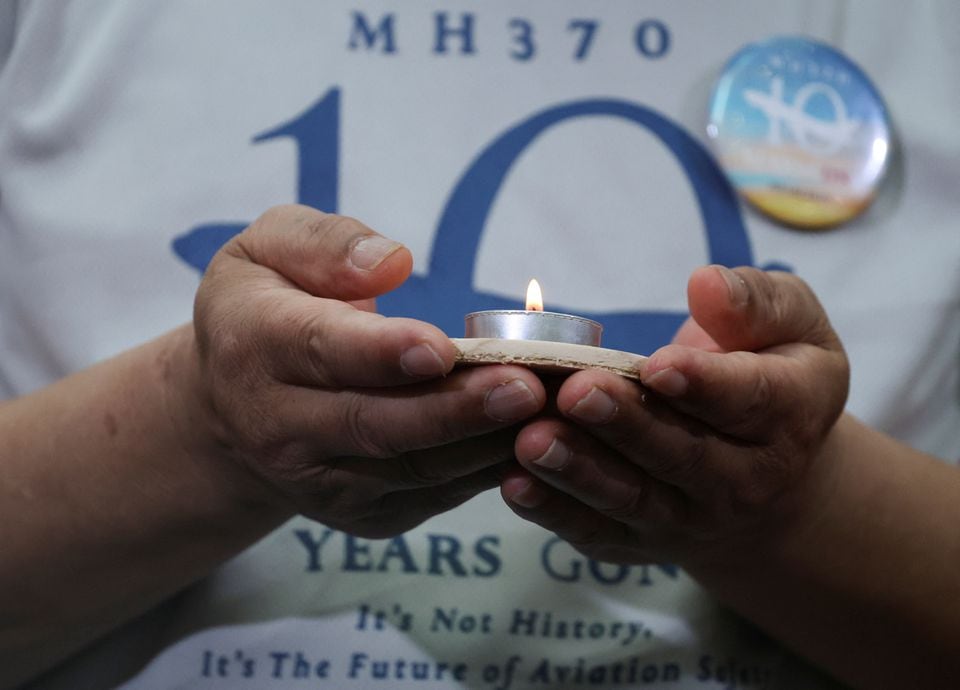 Tròn 10 năm MH370 mất tích: Người thân khóc nghẹn tại lễ tưởng niệm, 
