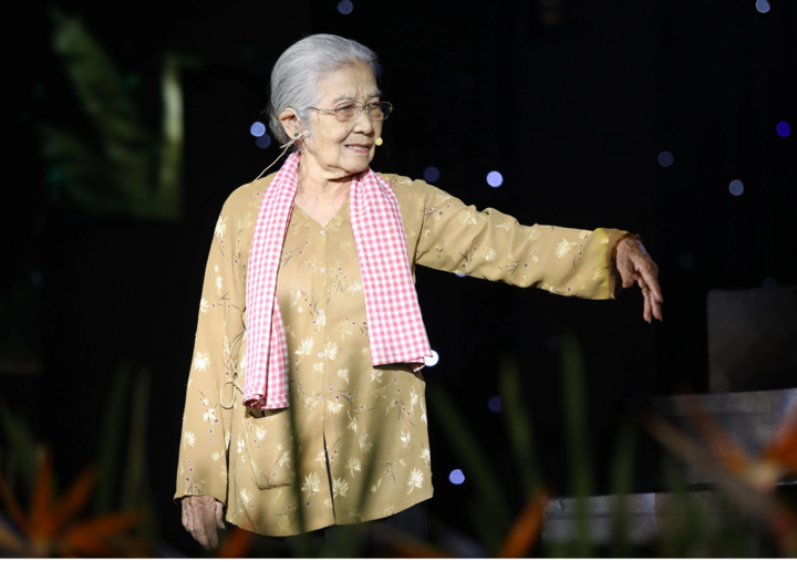Bà mẹ hiền nhất màn ảnh Việt: 92 tuổi lái xe máy đi diễn, không quan tâm cát-xê- Ảnh 1.