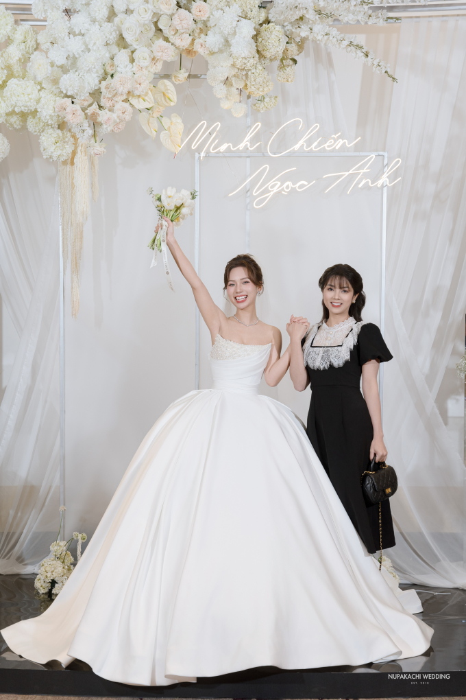 Lễ cưới của diễn viên Vbiz và chồng doanh nhân: Cô dâu diện váy 200 triệu khoe nhan sắc mỹ miều, dàn sao đổ bộ chúc mừng- Ảnh 6.