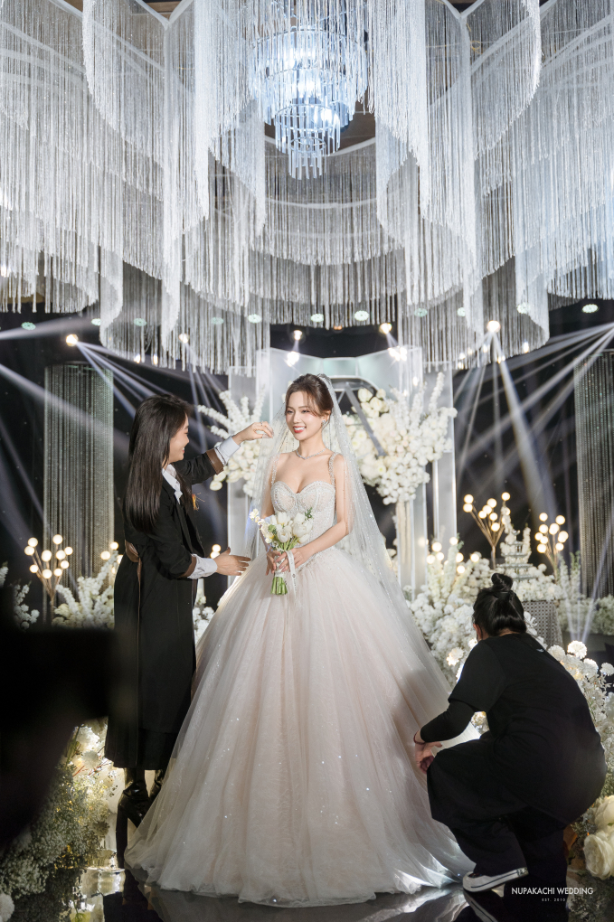 Lễ cưới của diễn viên Vbiz và chồng doanh nhân: Cô dâu diện váy 200 triệu khoe nhan sắc mỹ miều, dàn sao đổ bộ chúc mừng- Ảnh 3.