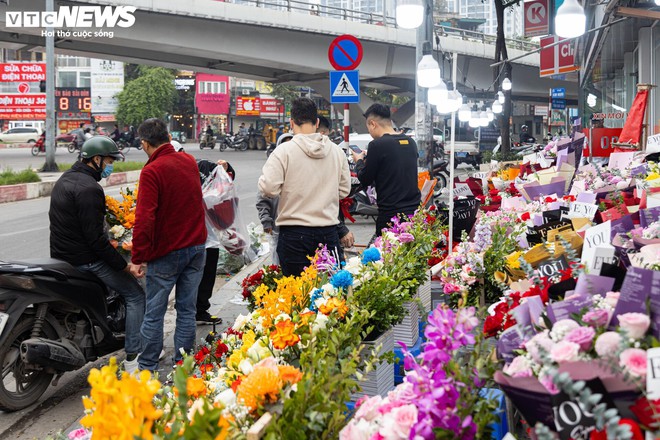 Giá hoa 8/3 tăng mạnh, khách vẫn chen nhau mua- Ảnh 12.