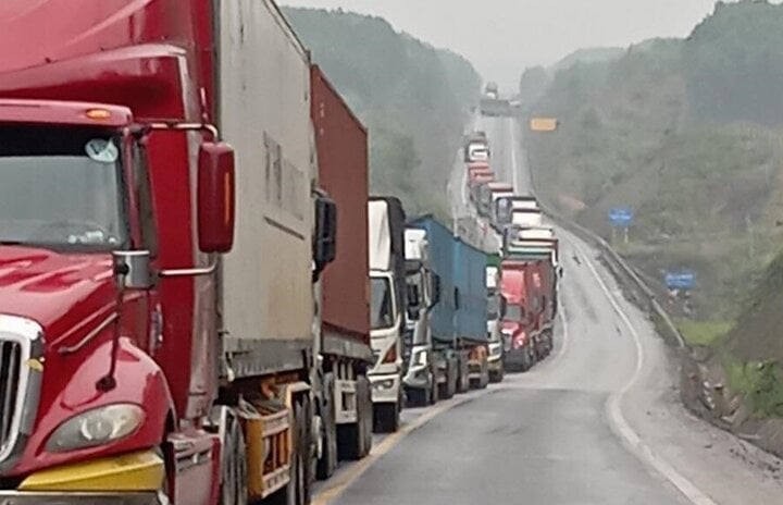 Ô tô tải lật ngang đường, cao tốc Cam Lộ - La Sơn ùn tắc- Ảnh 2.