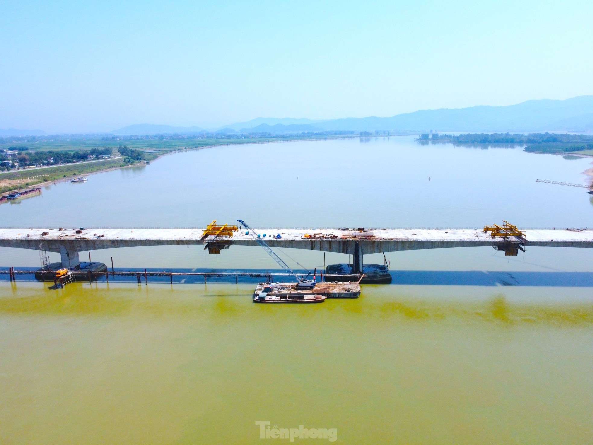 Cầu vượt sông nối 2 tỉnh Nghệ An và Hà Tĩnh trước ngày hợp long- Ảnh 8.