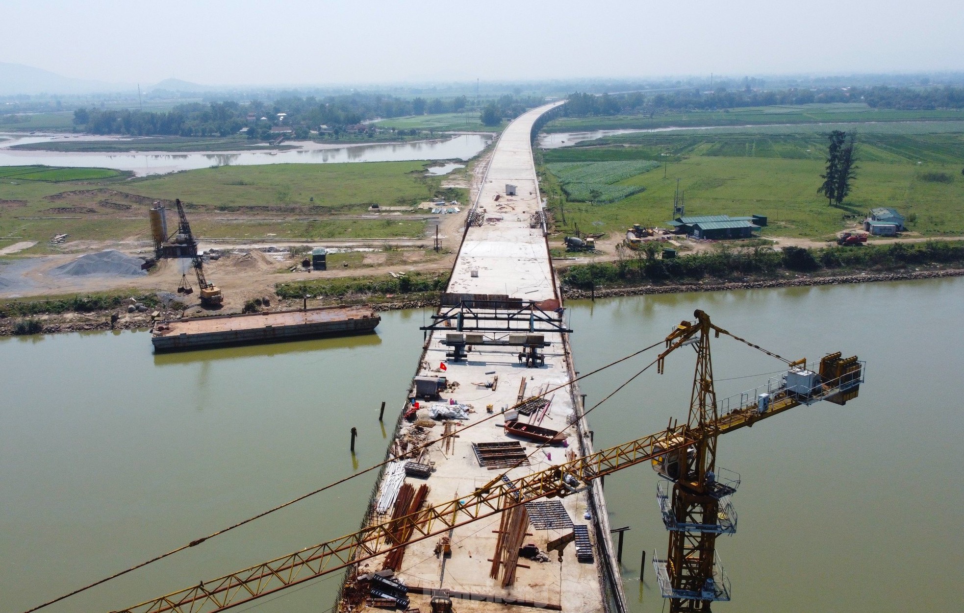 Cầu vượt sông nối 2 tỉnh Nghệ An và Hà Tĩnh trước ngày hợp long- Ảnh 12.
