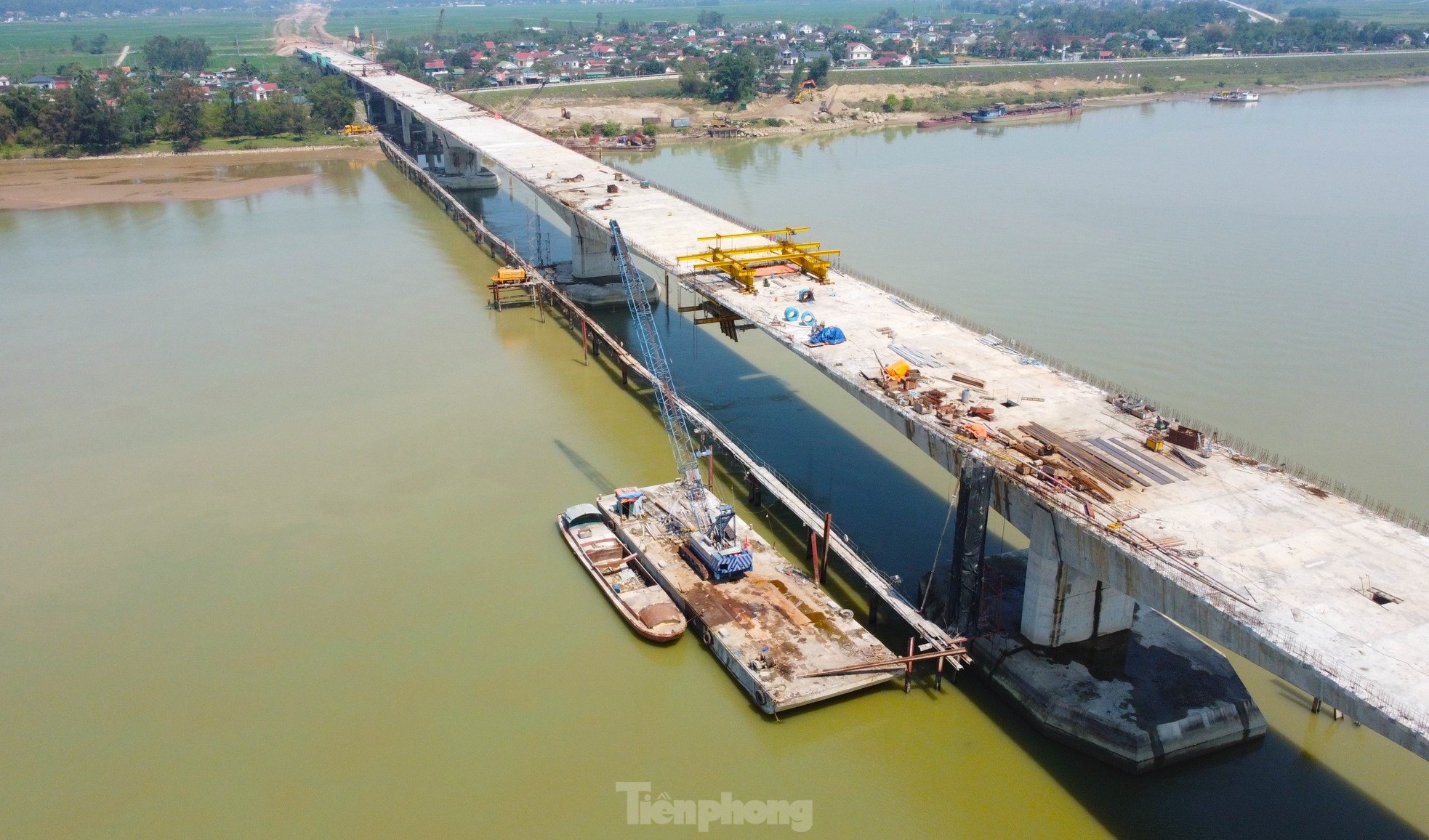 Cầu vượt sông nối 2 tỉnh Nghệ An và Hà Tĩnh trước ngày hợp long- Ảnh 19.
