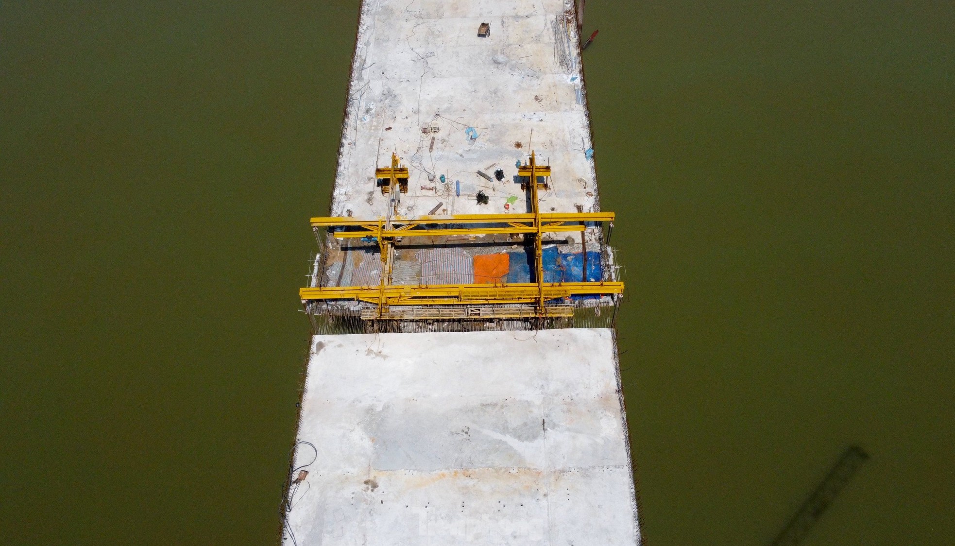 Cầu vượt sông nối 2 tỉnh Nghệ An và Hà Tĩnh trước ngày hợp long- Ảnh 9.
