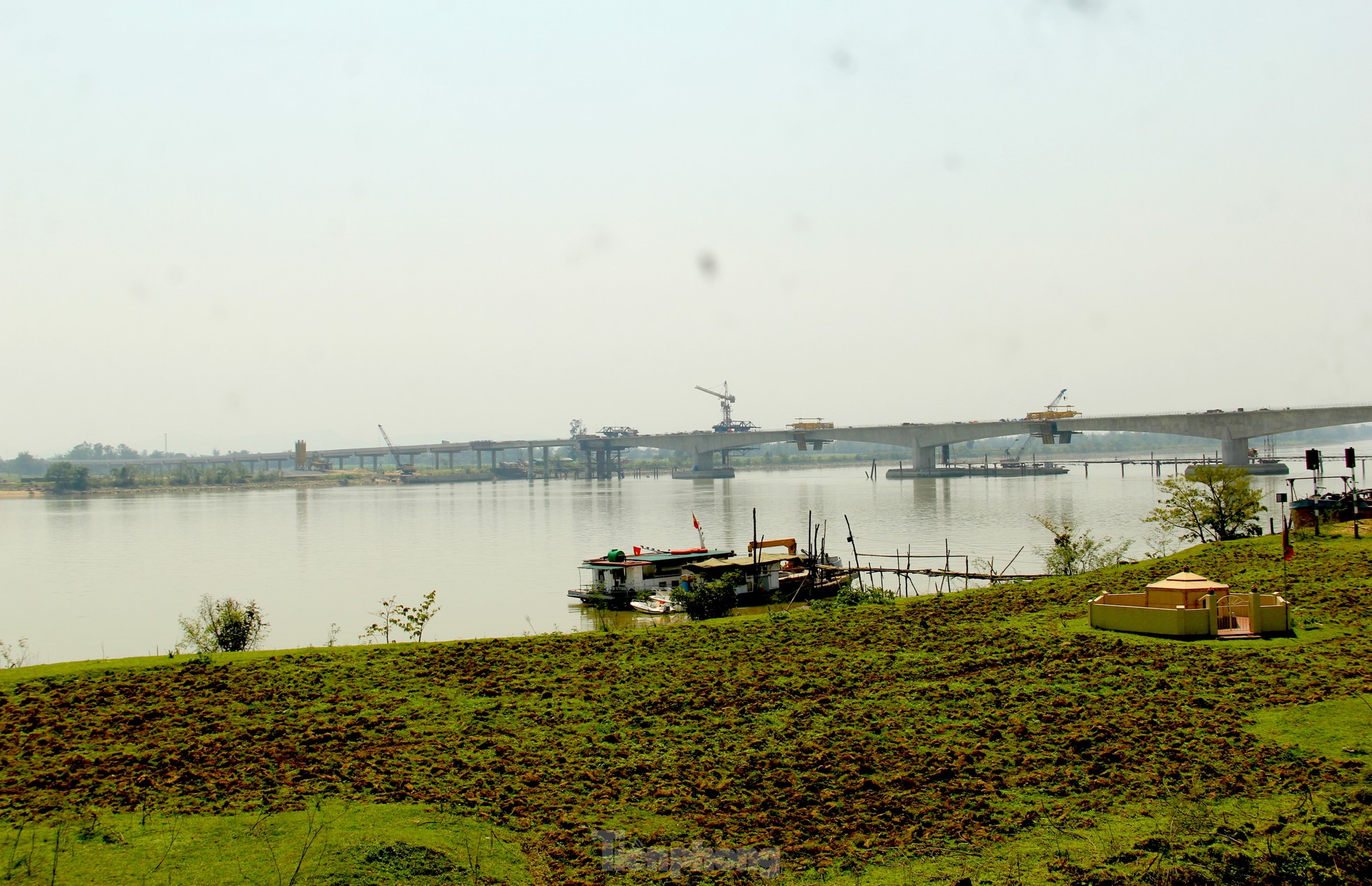 Cầu vượt sông nối 2 tỉnh Nghệ An và Hà Tĩnh trước ngày hợp long- Ảnh 18.