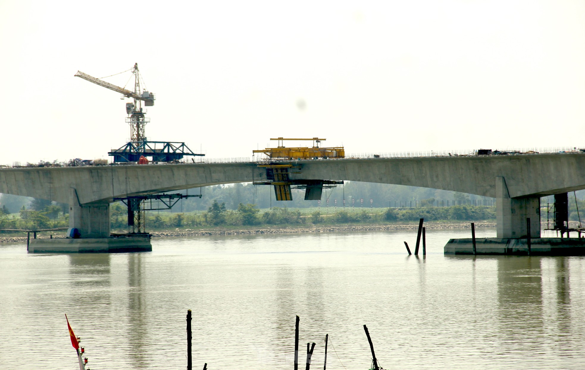 Cầu vượt sông nối 2 tỉnh Nghệ An và Hà Tĩnh trước ngày hợp long- Ảnh 6.