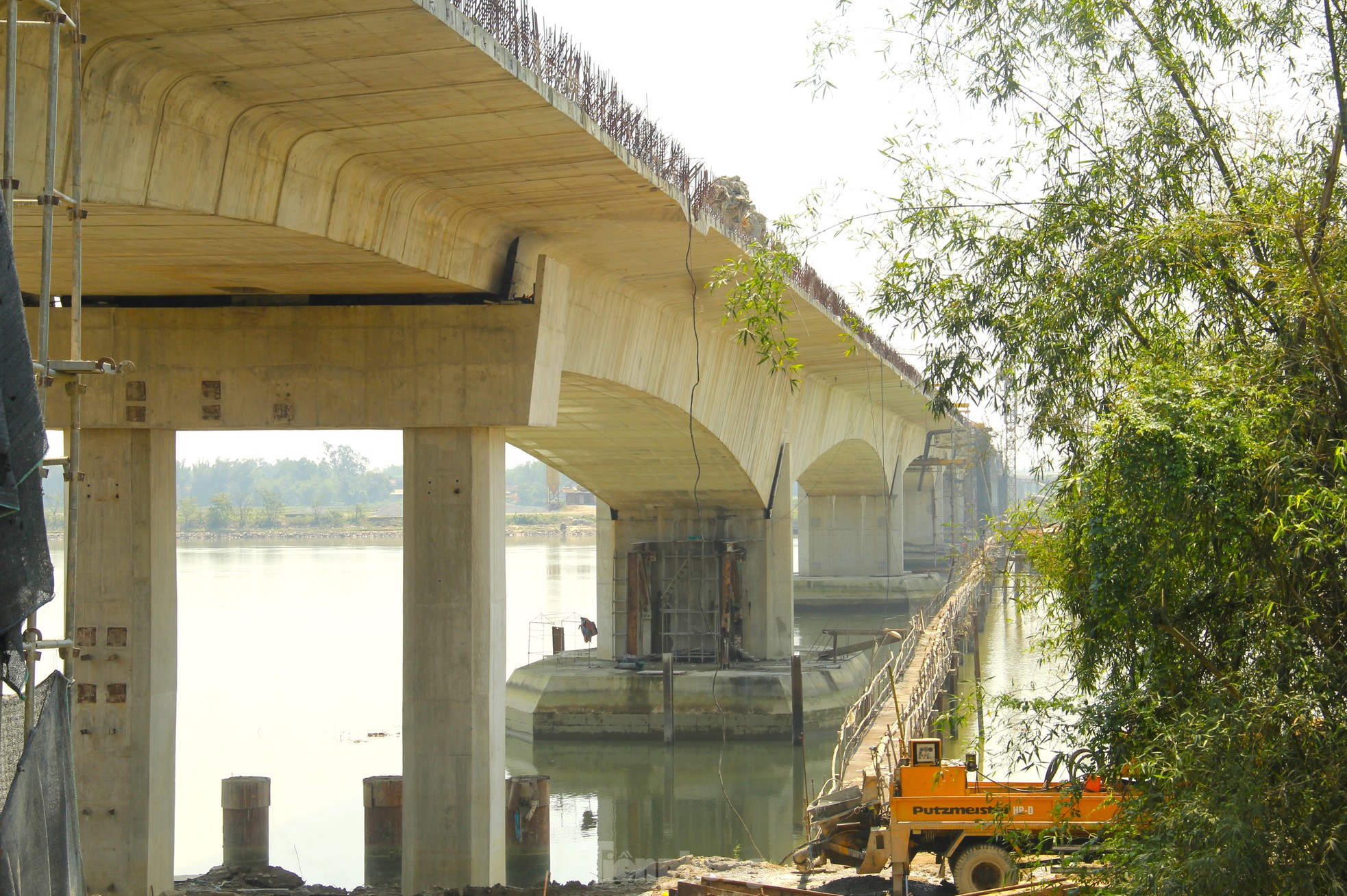 Cầu vượt sông nối 2 tỉnh Nghệ An và Hà Tĩnh trước ngày hợp long- Ảnh 7.