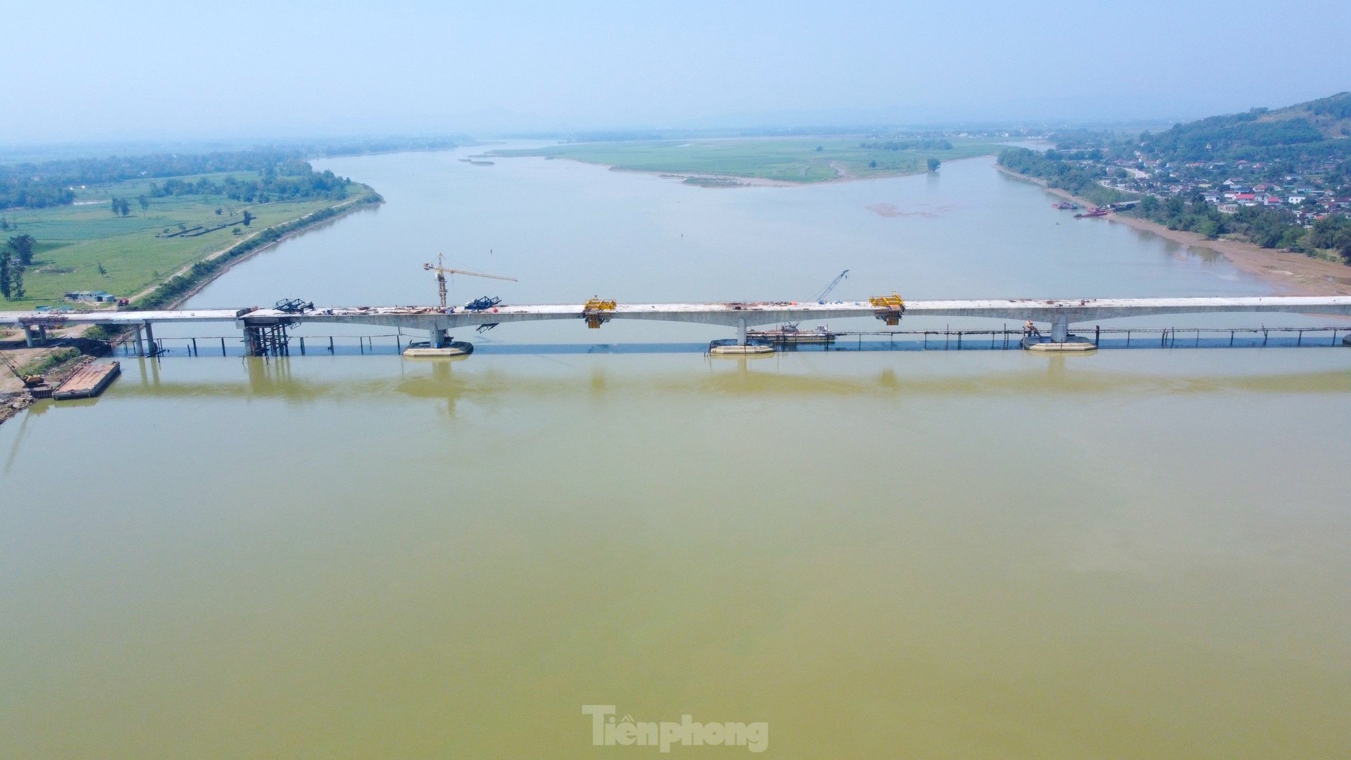 Cầu vượt sông nối 2 tỉnh Nghệ An và Hà Tĩnh trước ngày hợp long- Ảnh 3.