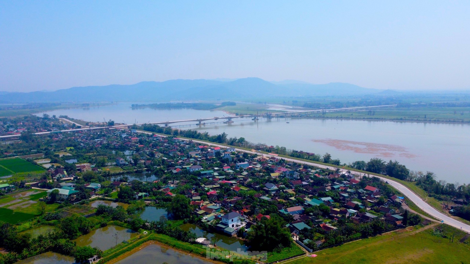 Cầu vượt sông nối 2 tỉnh Nghệ An và Hà Tĩnh trước ngày hợp long- Ảnh 1.