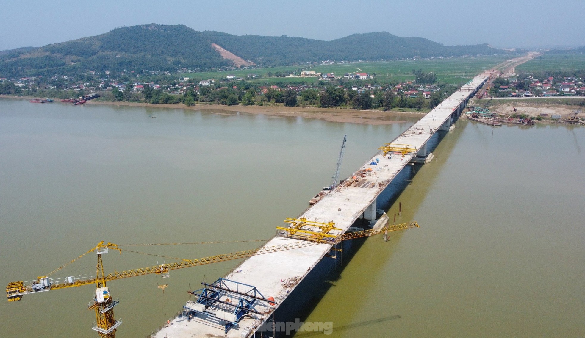 Cầu vượt sông nối 2 tỉnh Nghệ An và Hà Tĩnh trước ngày hợp long- Ảnh 4.