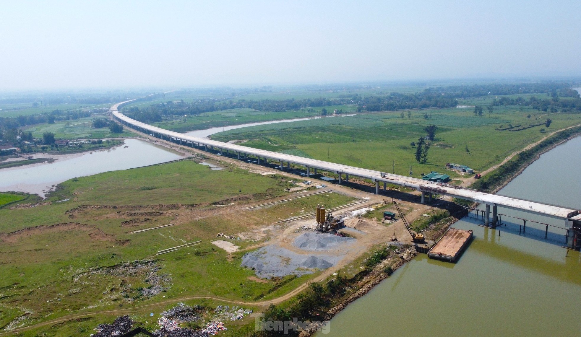 Cầu vượt sông nối 2 tỉnh Nghệ An và Hà Tĩnh trước ngày hợp long- Ảnh 10.