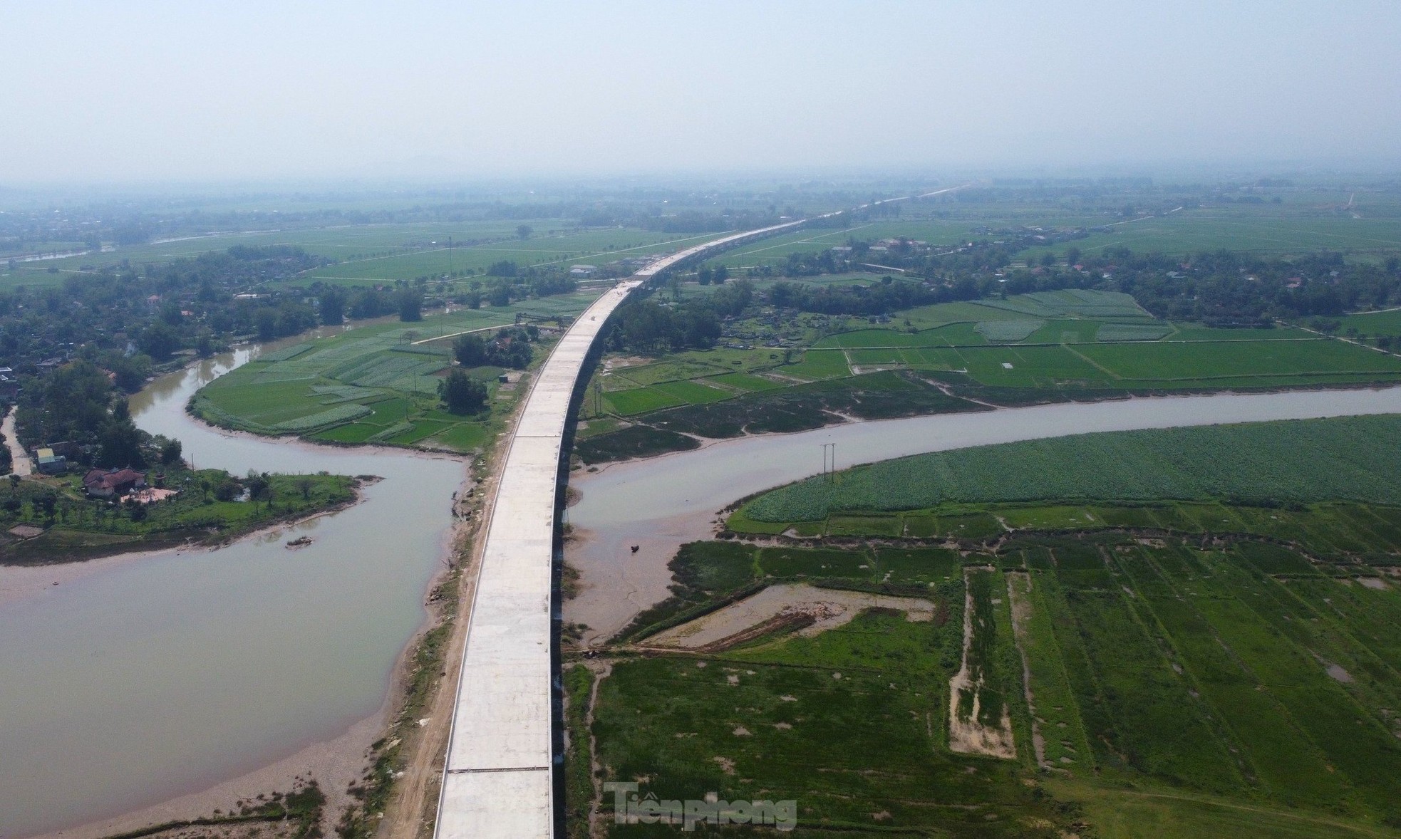 Cầu vượt sông nối 2 tỉnh Nghệ An và Hà Tĩnh trước ngày hợp long- Ảnh 11.